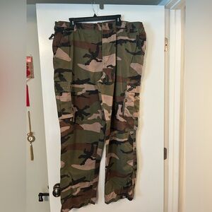 Men’s camouflage cargo pants, size 44L